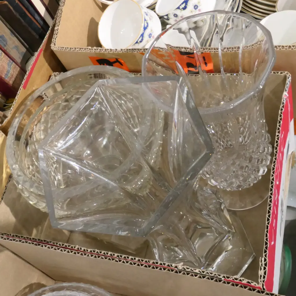 LOT 3 GLASS / CRYSTAL VASES Image 1++
