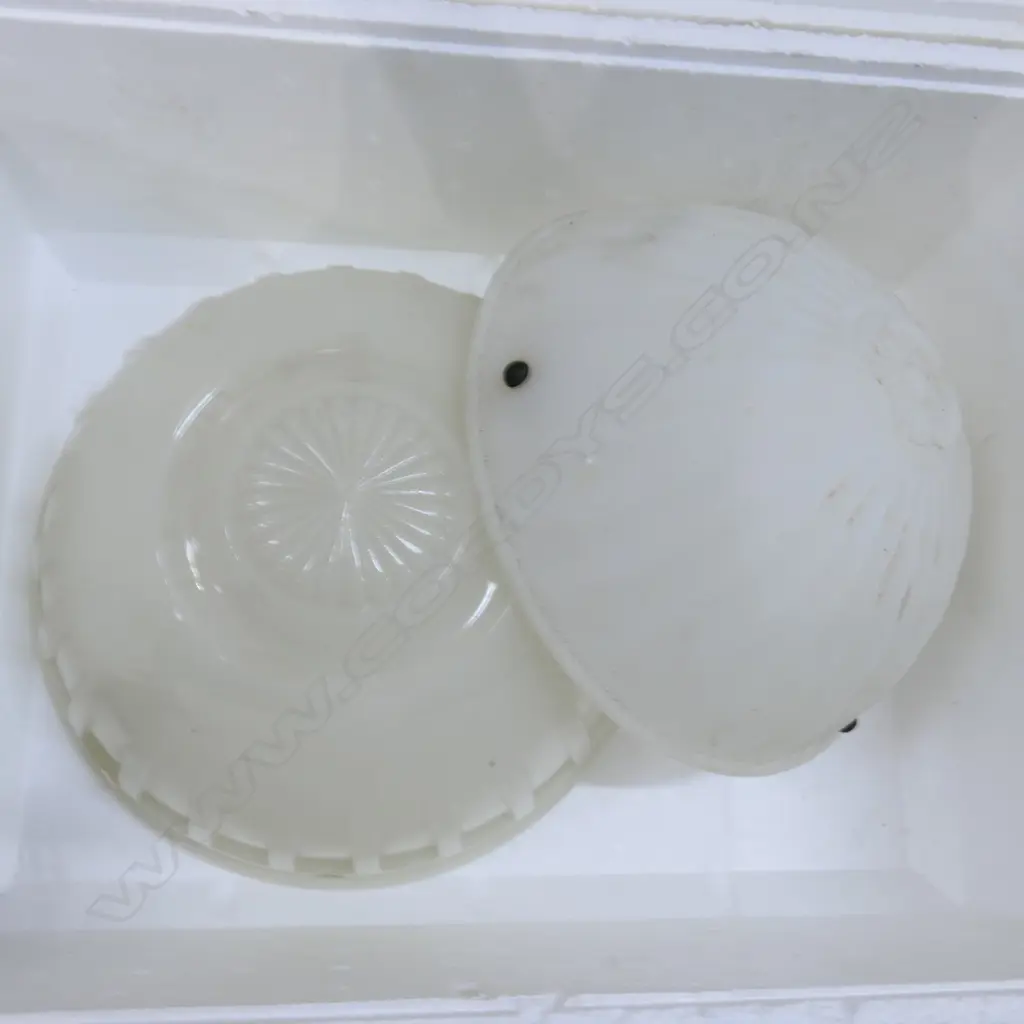 BOX LOT VINTAGE PENDANTS Image 1++