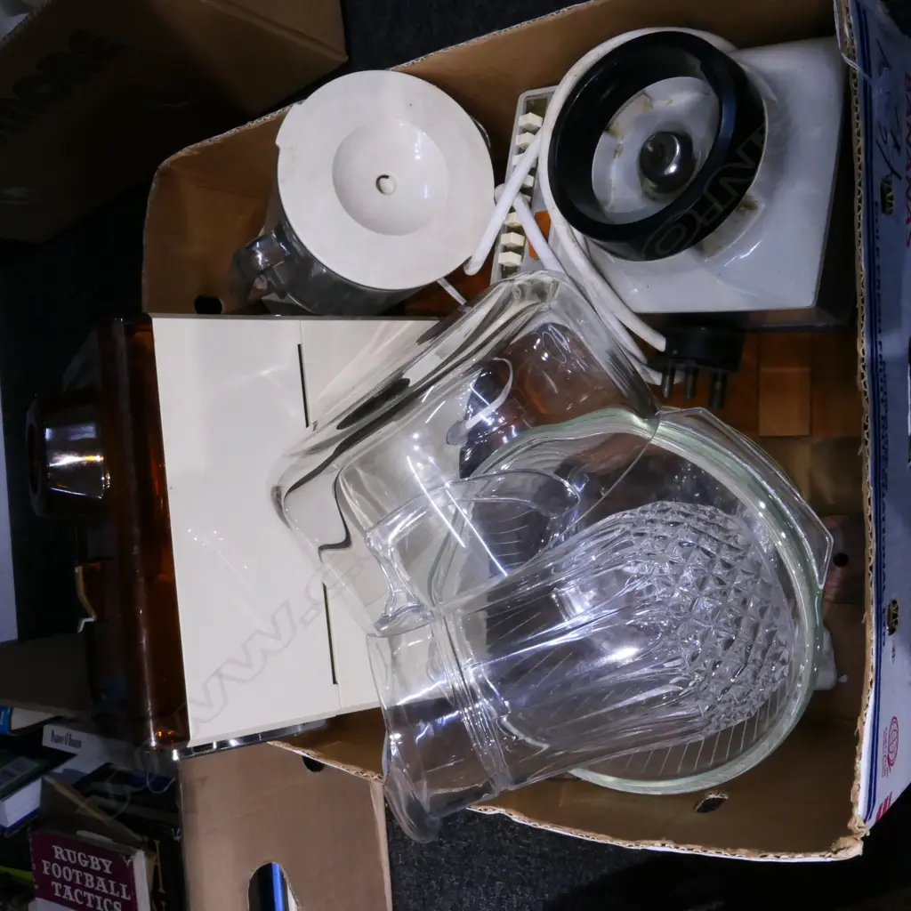 LOT KITCHEN BLENDERS /CHOPPING BOARDS ETC Image 1++