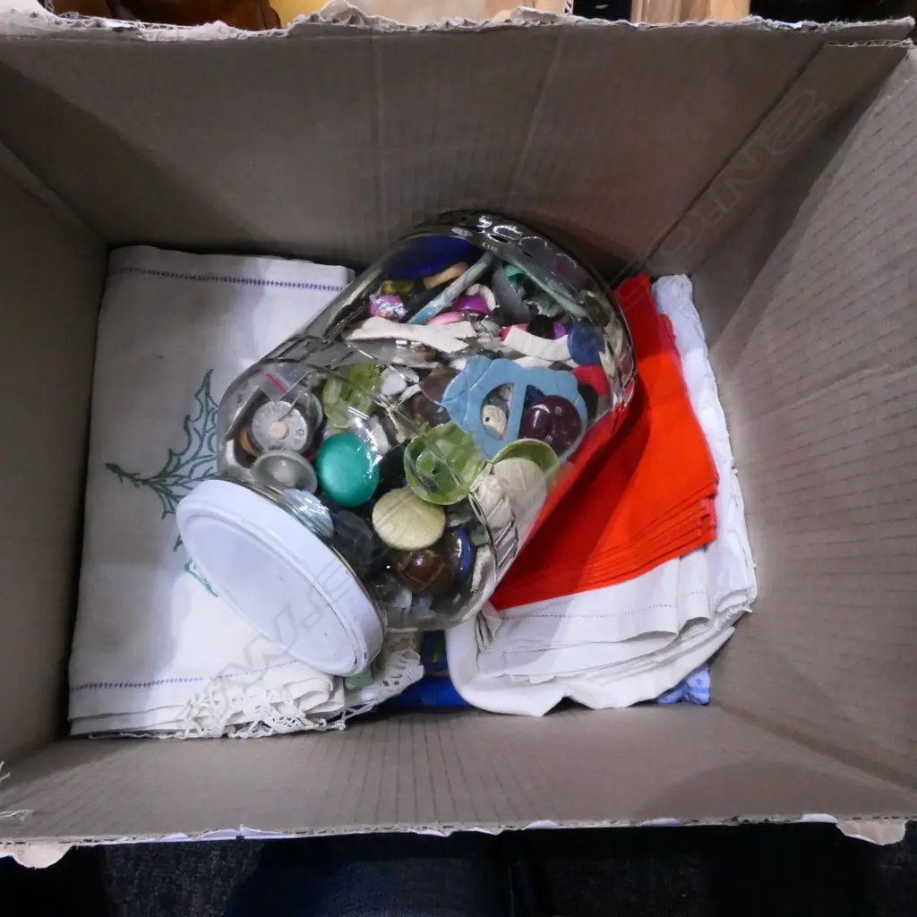 LOT ASST LINEN + BUTTONS Image 1++