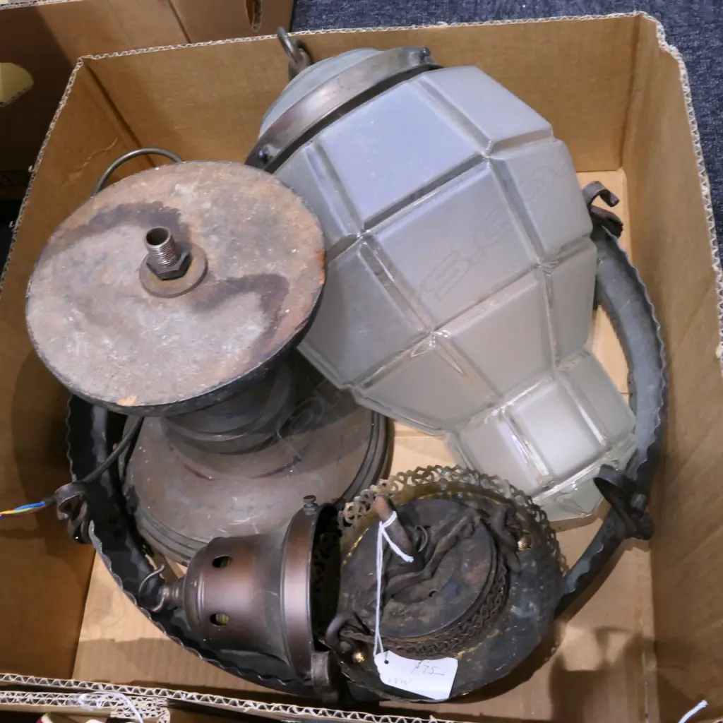 BOX LOT VINTAGE LIGHT FITTING ATTACHMENTS Image 1++