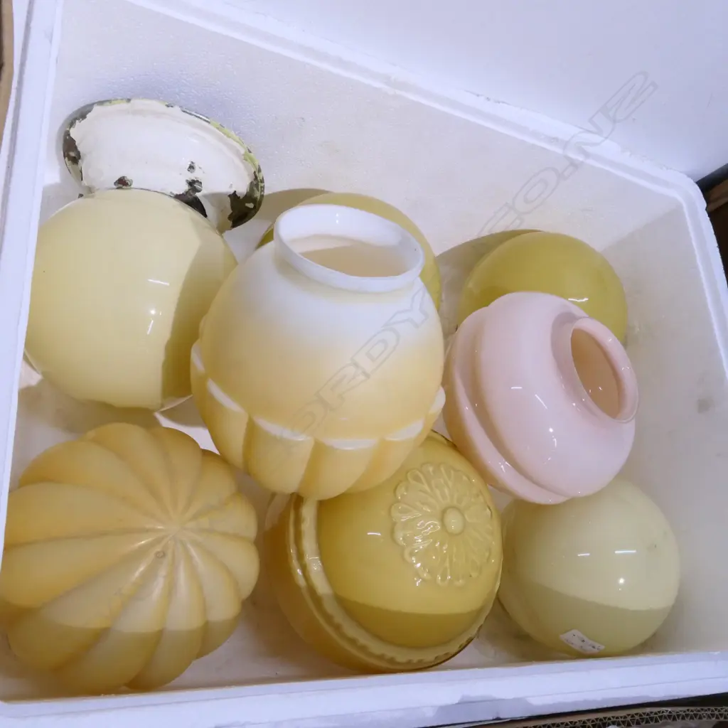 BOX LOT ART DECO GLOBE SHADES Image 1++