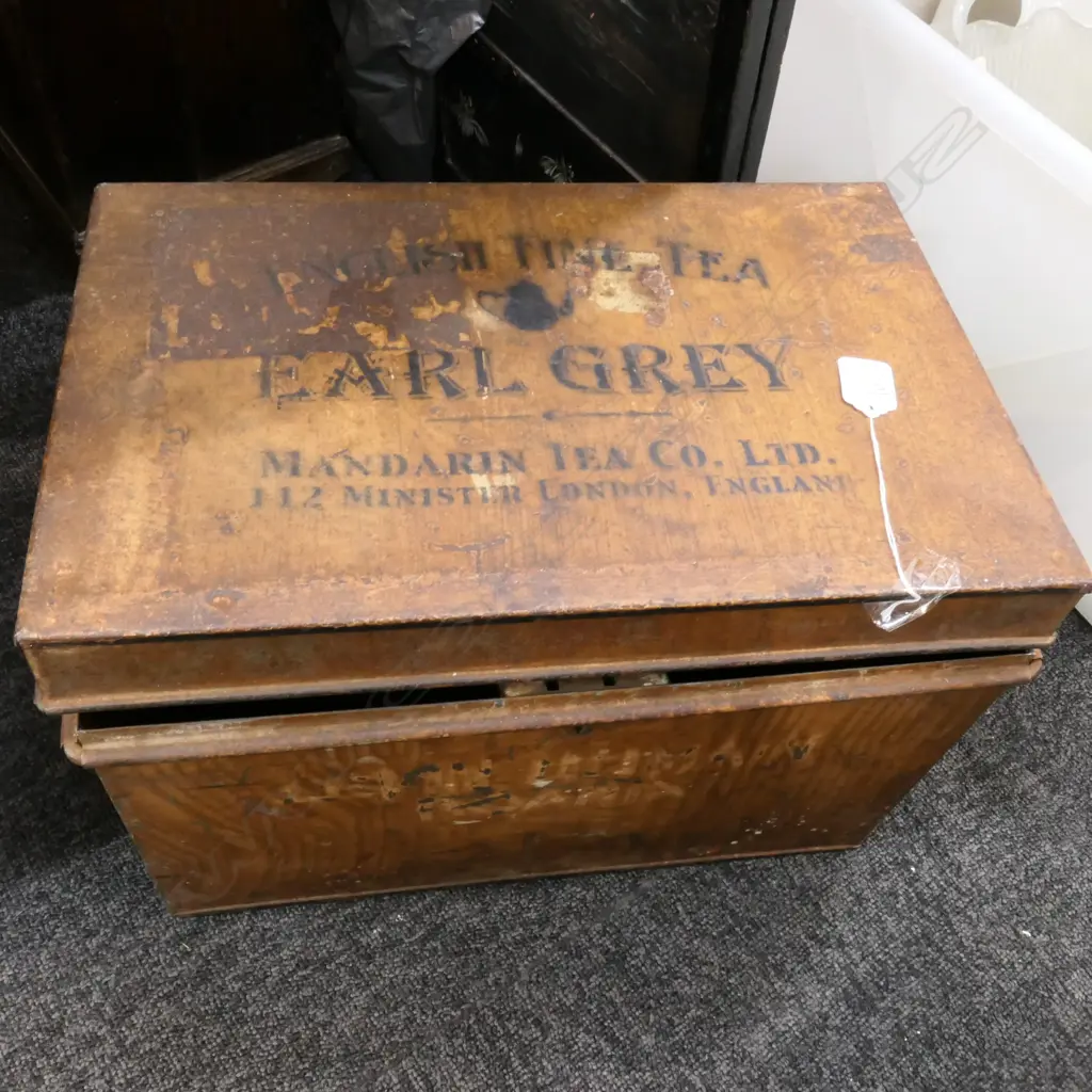 TIN TRUNK & PAINTED SMALL SCREEN Image 1++