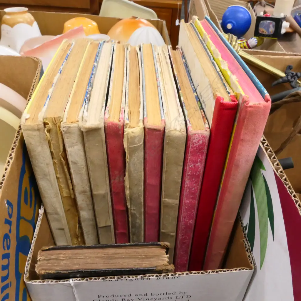 LOT ASST CHILDREN'S ANNUALS + GUY'S ASTRONOMY BOOK Image 1++