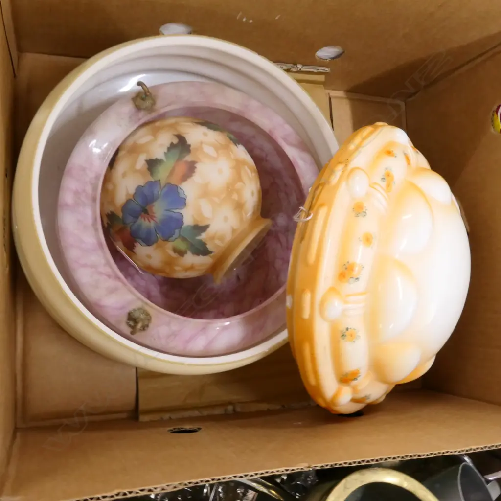 BOX LOT VINTAGE PENDANTS Image 1++