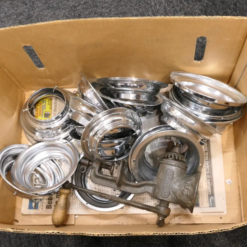 BOX LOT CHROME LIGHT FITTINGS AND MINCER Image 1++