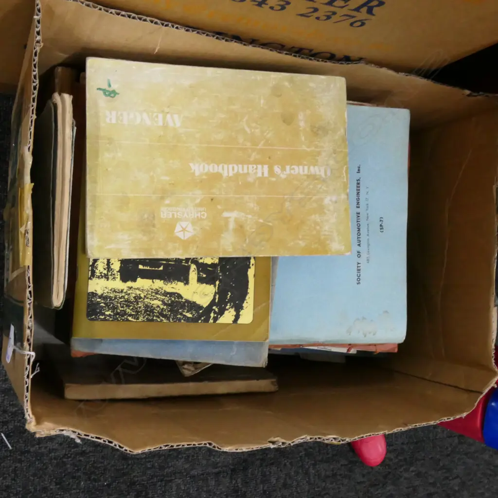 BOX OF SELECTION OF ENGINEERING/CAR MANUALS Image 1++