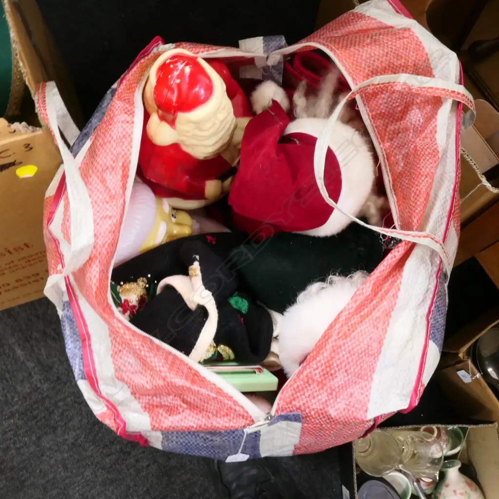 BOX LOT SANTAS Image 1++