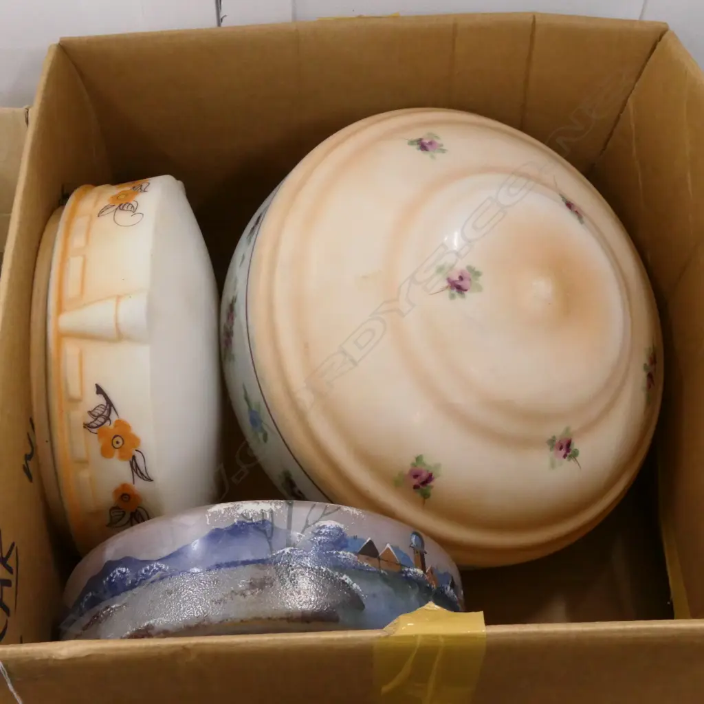 BOX LOT VINTAGE PENDANTS Image 1++