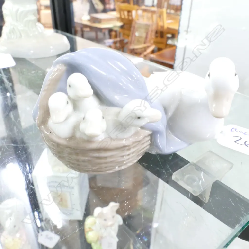 LLADRO DUCK WITH CHICKS L 90 MM Image 1++