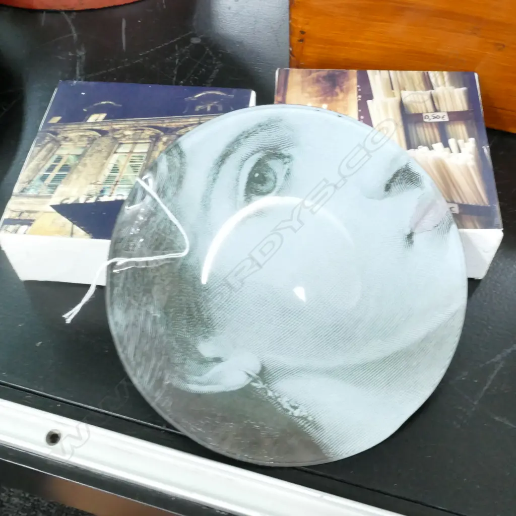 FORNASETTI SYLE PLATE AND 2 SMALL CANVASES  Image 1++