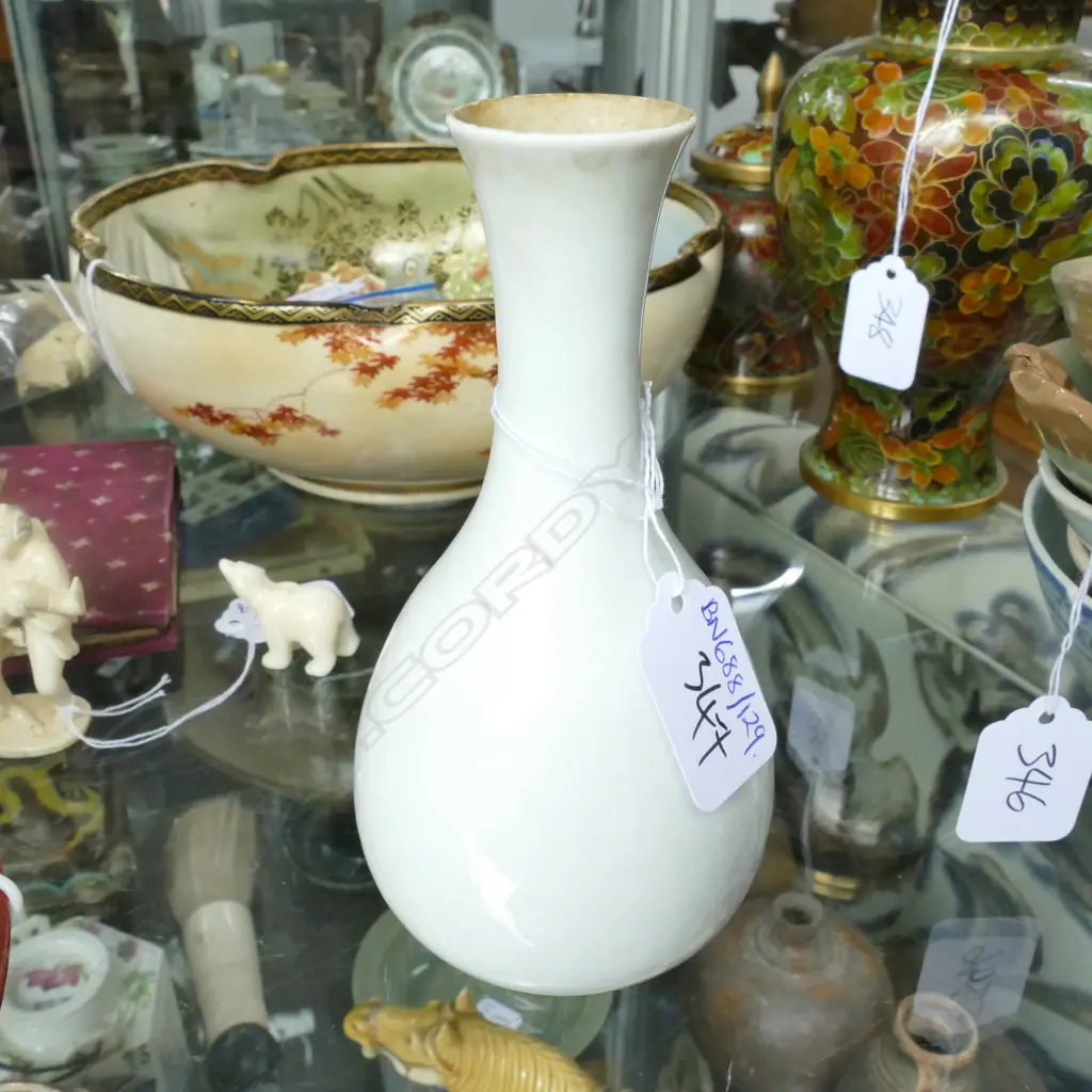 QUINBAI WHITE VASE 150MM H Image 1++