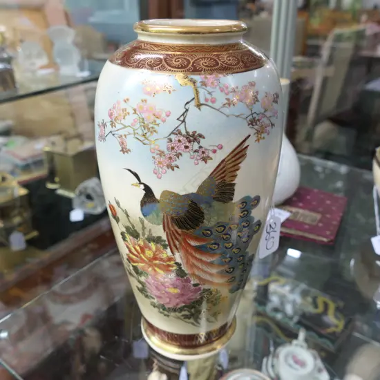 EARLY 20TH C SATSUMA VASE WITH PEACOCK DECORATON SIGNED WITH DRAGON TO BASE H.250MM 18960