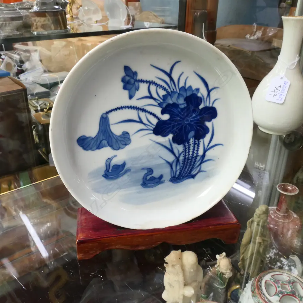 B/W PLATE ON STAND Image 1++