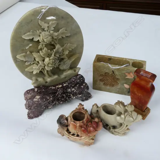 SOAPSONE CARVED FLORAL ORNAMENT ON STAND + 4 SMALLER ITEMS H 190 MM