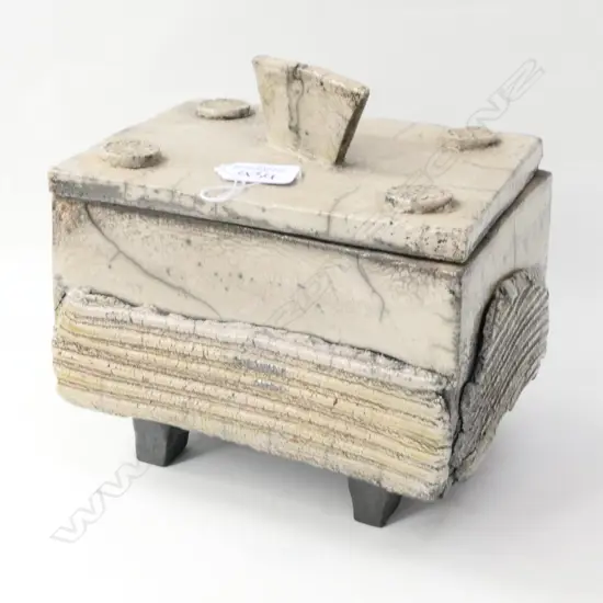 CONTEMPORARY ORIENTAL LIDDED BOX 