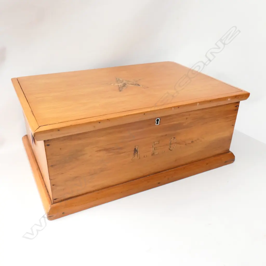 WOODEN BOX WITH STAR EMBLEM Image 1++