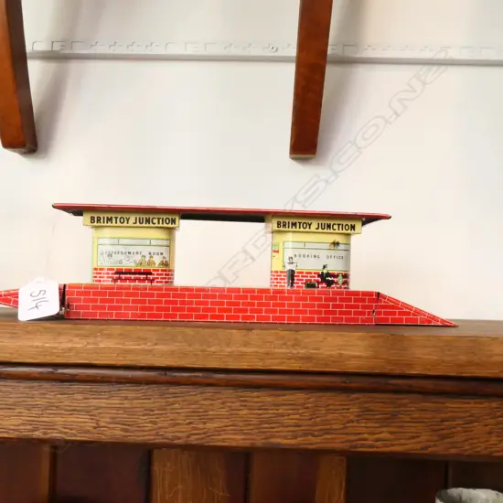 BRIMTOY TIN PLATE RAILWAY PLATFORM L.320MM 18949