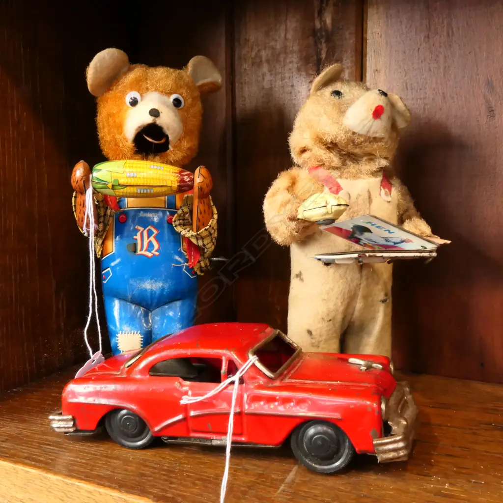 2 WIND UP JAPANESE TIN BEAR TOYS WORKING 180MM H AND 1950S TIN TOY CAR 150MM L 18916 Image 1++