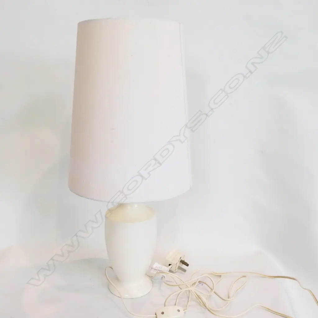 GAYLITE CROWN LYNN HANDPOTTED LAMP Image 1++