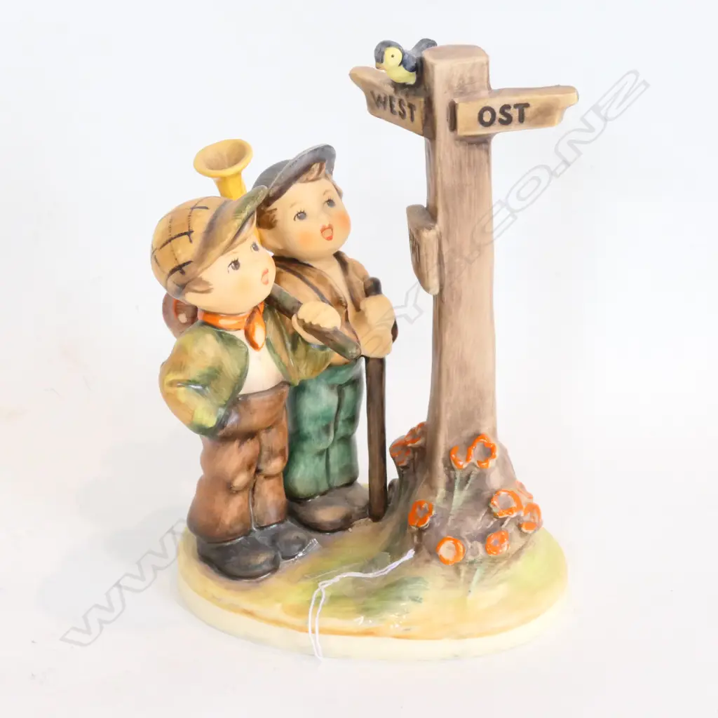 HUMMEL FIGURE 'CROSSROADS' Image 1++