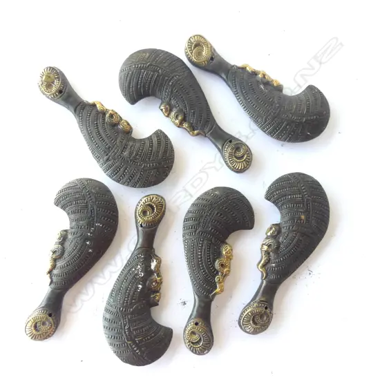 SEVEN SMALL BRONZE TAIAHAS, H. 135MM