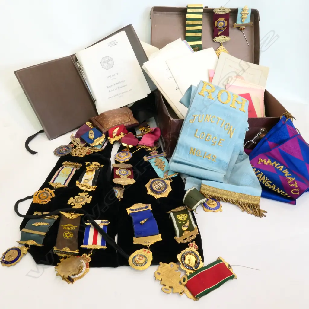 COLLECTION OF ASST. MEDALS IN SMALL SUITCASE 18980 Image 1++