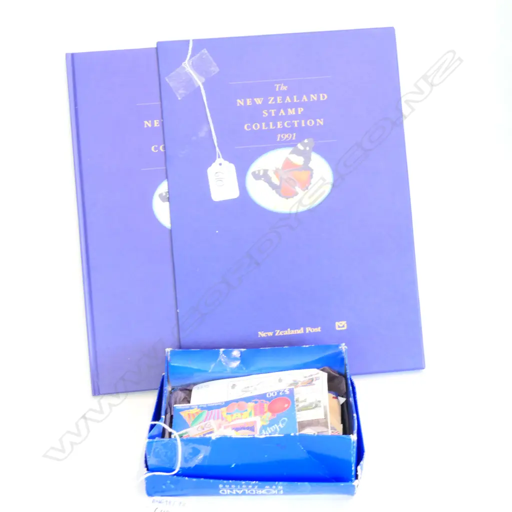 1991 NZ STAMP COLLECTION AND SMALL BOX OF ASST. NZ STAMPS Image 1++