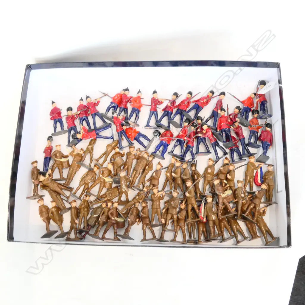 LARGE COLLECTION OF TOY SOLDIERS Image 1++