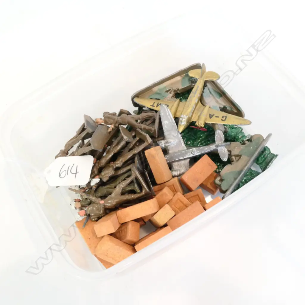 COLLECTION OF METAL TOY SOLDIERS, PLANES, LUKE ADAM BRICKS ETC Image 1++