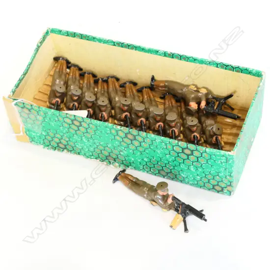 12 MACHINE GUN TOY SOLDIERS