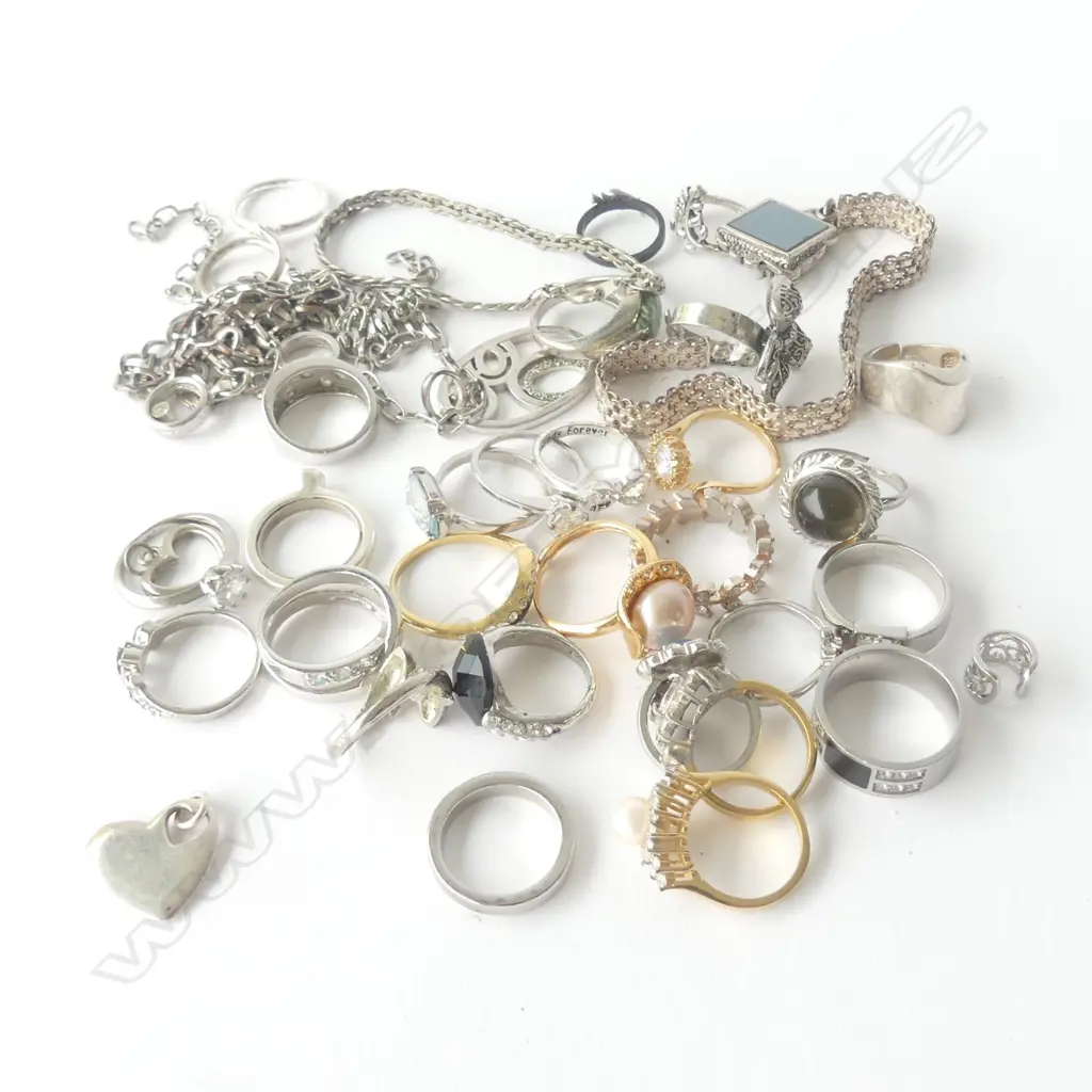 ASSORTED COSTUME JEWELLERY INCL RINGS, BRACELETS & PENDANTS Image 1++