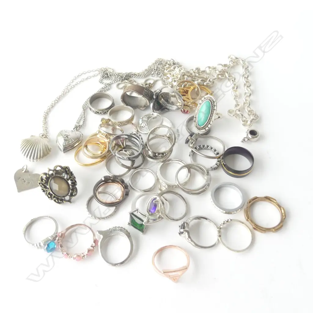 ASSORTED COSTUME JEWELLERY INCL RINGS, BRACELETS & PENDANTS Image 1++