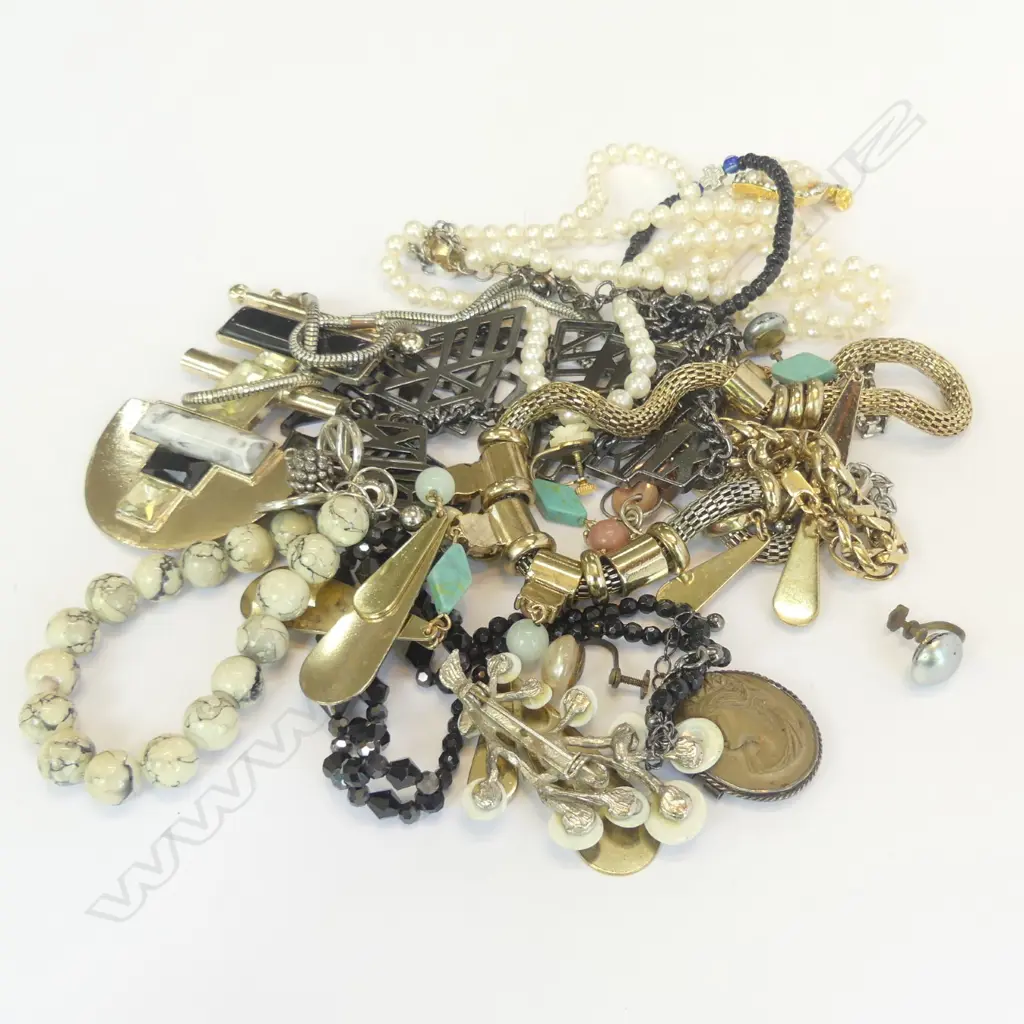 LOT ASST COSTUME JEWELLERY Image 1++