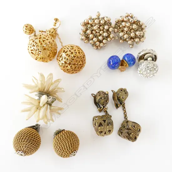 GOOD BAG OF COSTUME EARRINGS