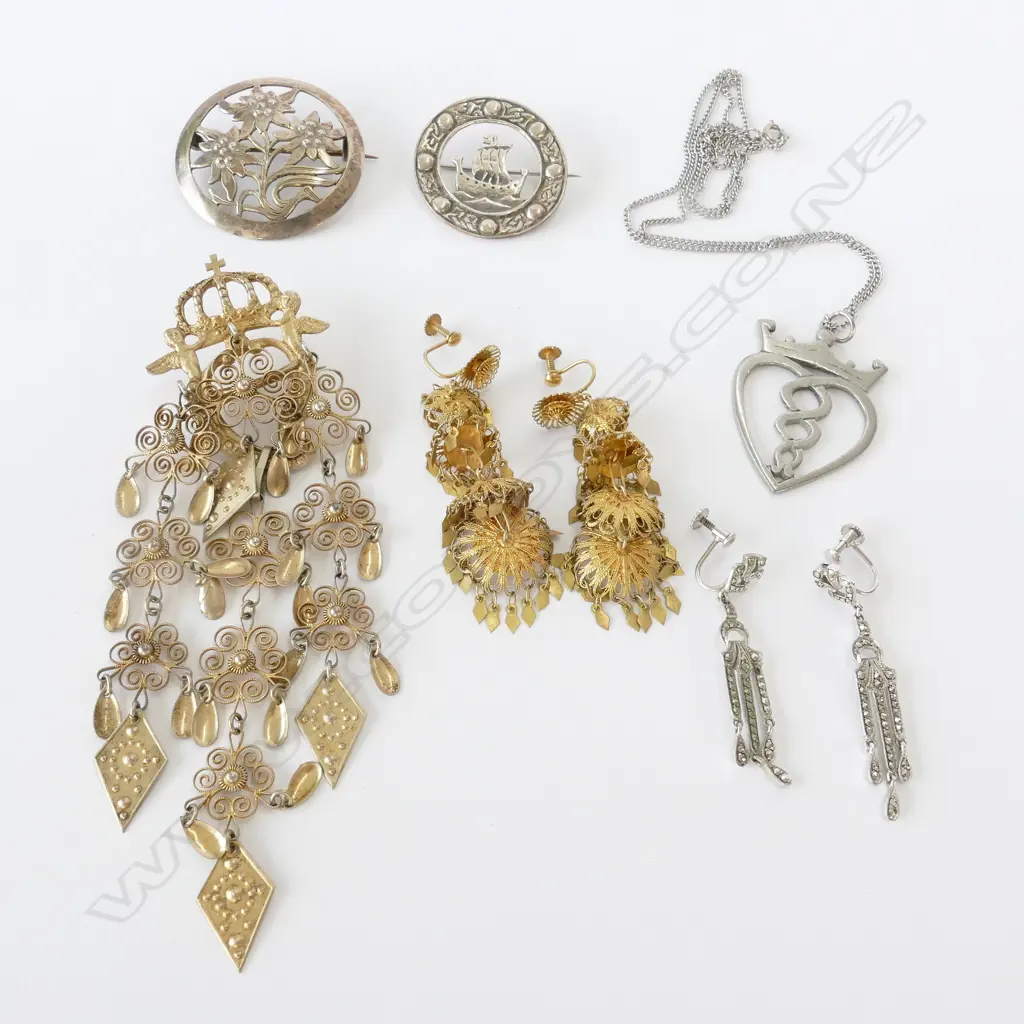 BAG OF SILVER AND SILVER GILT EARRINGS,BROOCHES, ETC Image 1++