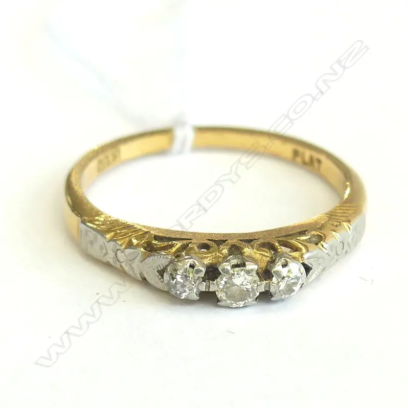 18CT GOLD & PLATINUMN 3-STONE DIAMOND RING Image 1++
