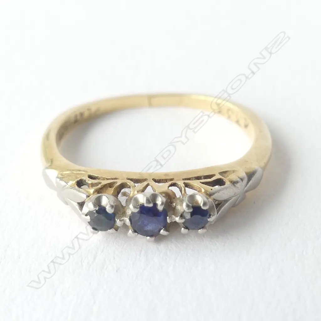 18CT GOLD 3 SAPPHIRE RING, STAMPED PLAT, 2.59GM TOTAL Image 1++