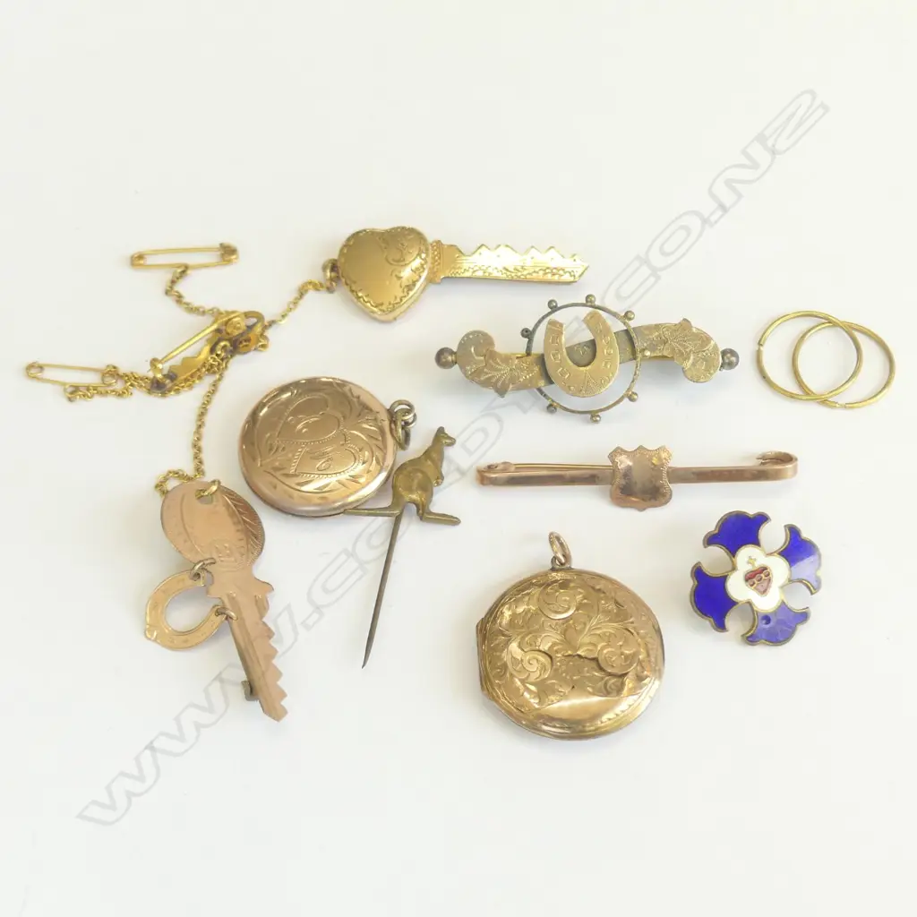 4 ASST GOLD BROOCHES + 2 GOLD PENDANTS Image 1++