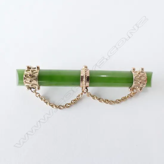 9CT GOLD AND POUNAMU BROOCH  (WITH CHAIN)