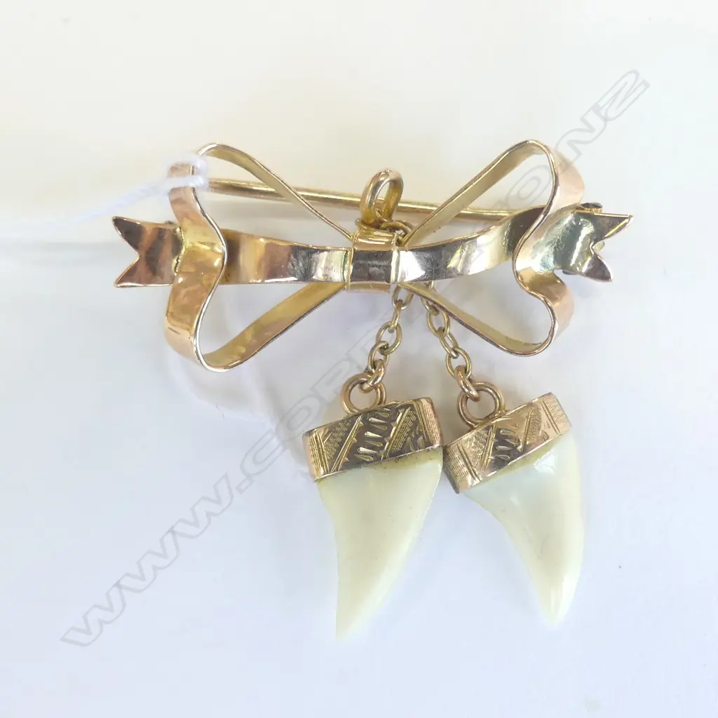 9CT GOLD BOW BROOCH W SM SHARKS TEETH Image 1++