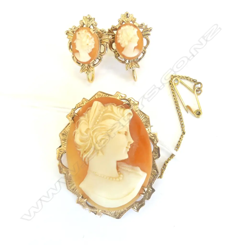 9CT GOLD MOUNTED CAMEO BROOCH & PR ROLLED GOLD EARRINGS Image 1++