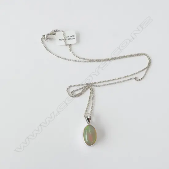 14CT WHITE GOLD AND OPAL PENDANT