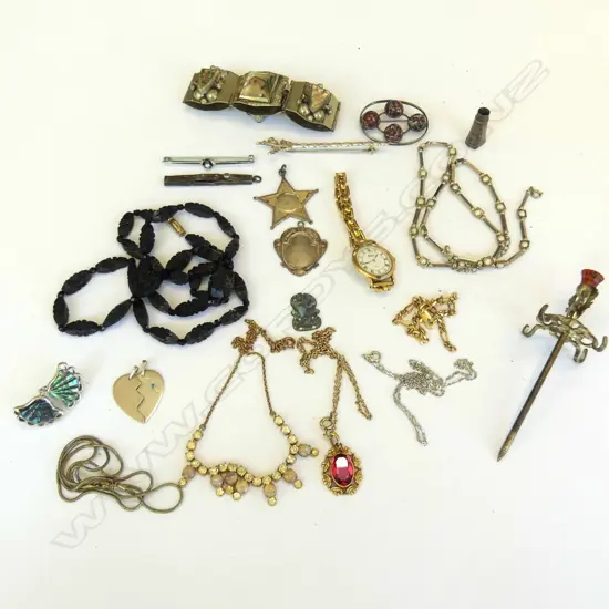 LOT ASST JEWELLERY INCL JET NECKLACE / SILVER / PAUA TIKI ET