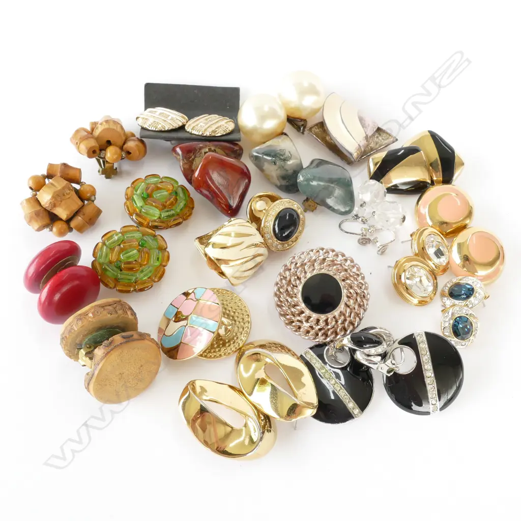 GOOD BAG OF COSTUME EARRINGS Image 1++