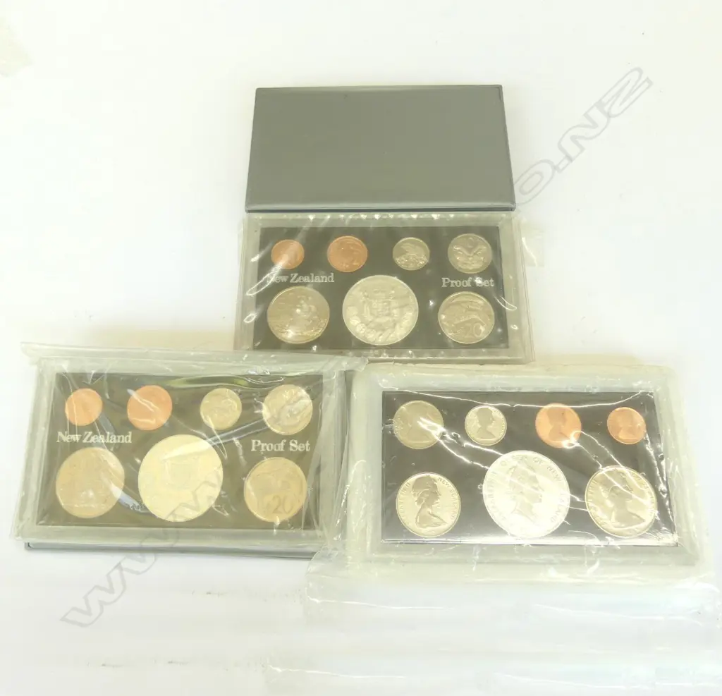 3 NZ PROOF SILVER COIN SETS 1980'S Image 1++
