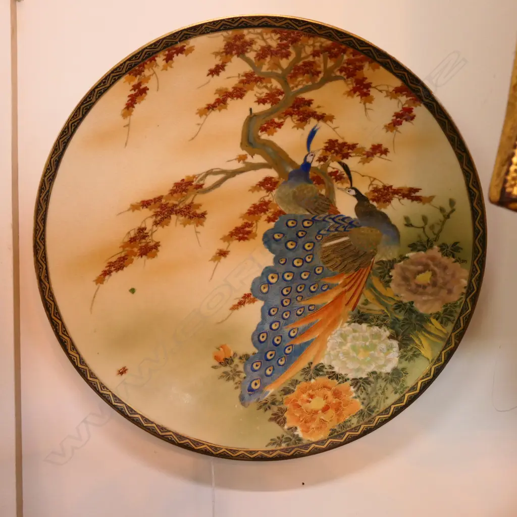 SATSUMA PLATE WITH WELL PAINTED PEACOCK DECORATON SIGNED TO BASE DIA.240MM 18960 Image 1++
