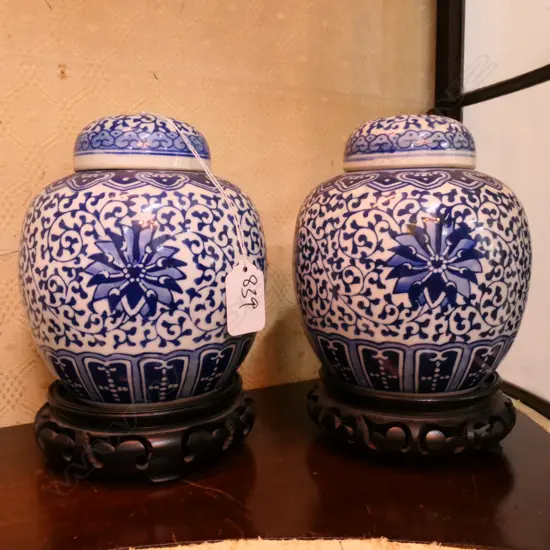 PR B + W GINGER JARS ON STANDS H. 150MM