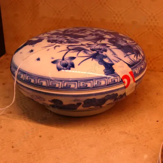 CHINESE BLUE AND WHITE PORCELAIN COSMETICS BOX WITH SIX CHARACTER MARK
