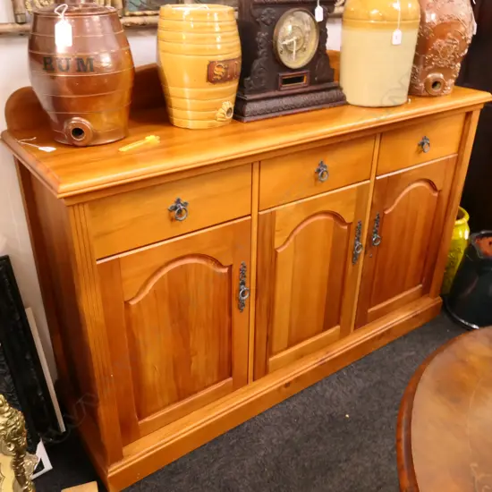 RIMU WOODWORKS 3 DOOR SIDEBOARD L 1390 MM